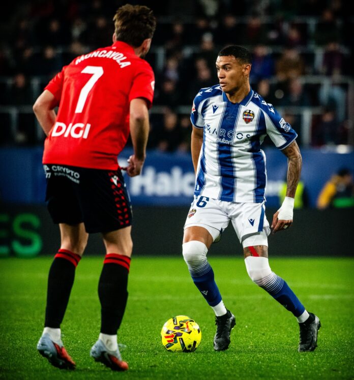 El volante de contención, Kervin Arriaga, no la está pasando muy bien con el Levante de España.