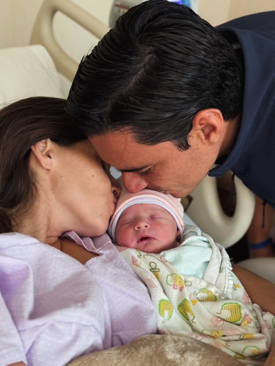 Kilvett Bertrand presenta a su recién nacida en emotivas imágenes