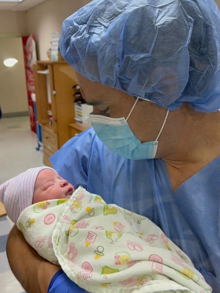 Kilvett Bertrand presenta a su recién nacida en emotivas imágenes