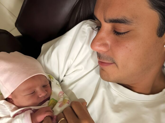 Kilvett Bertrand presenta a su recién nacida en emotivas imágenes