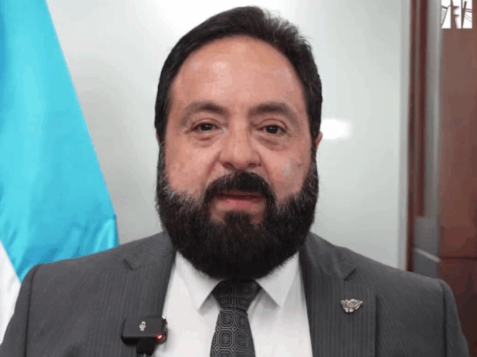 Luis Redondo fuera del Congreso