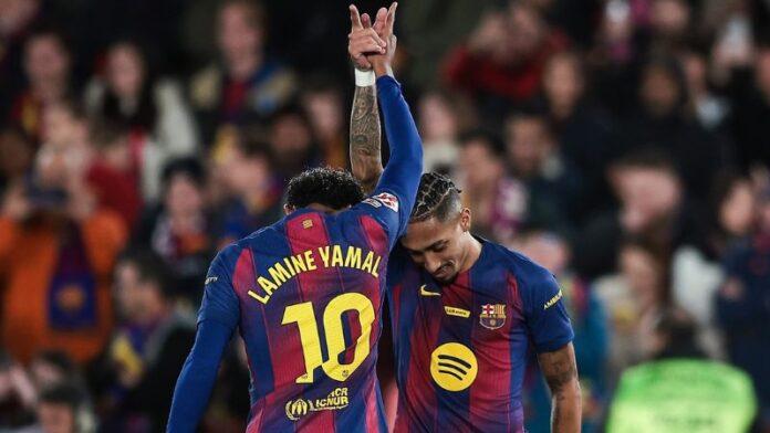 Lamine Yamal y Raphinha celebran el segundo gol del Barcelona sobre el Osasuna.