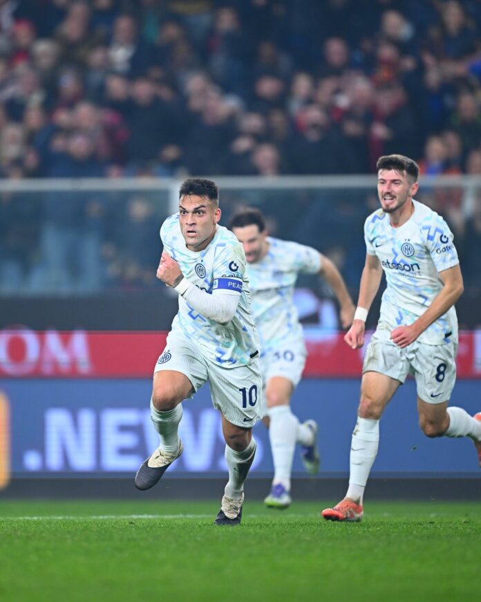 El delantero argentino, Lautaro Martínez, celebra el gol que le dio el triunfo al Inter de Milán sobre el Génova.