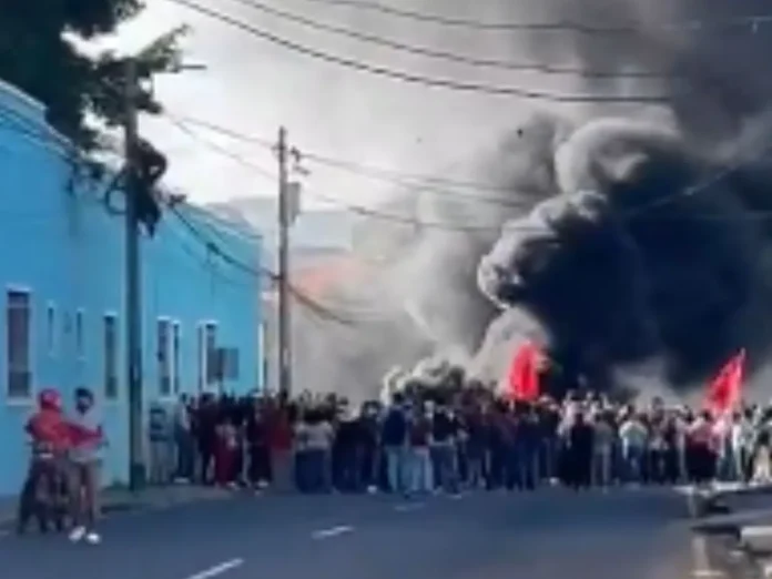 Miembros de Libre se toman el SANAA en Comayagüela