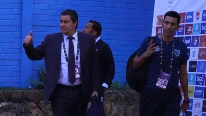 Guatemala decidió continuar el proceso mundialista con el técnico mexicano, Luis Fernando Tena.