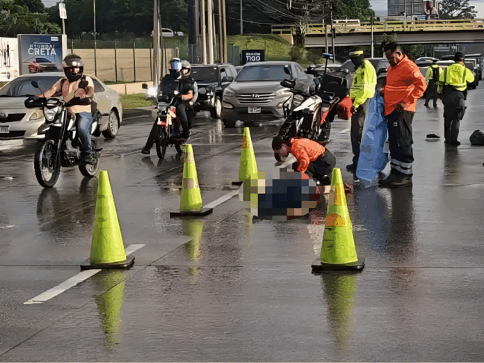 Motociclista muere tras resbalar en pavimento mojado