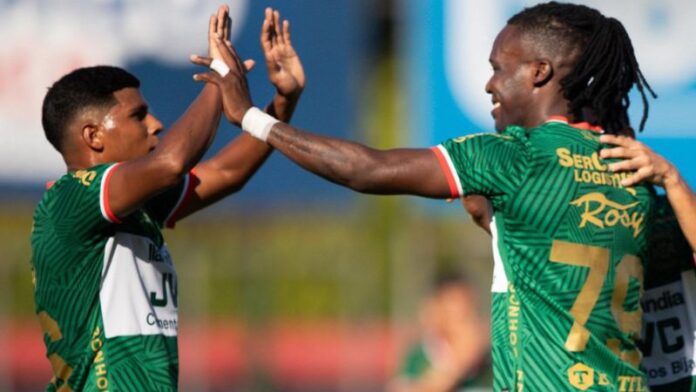 Rubilio Castillo y Samuel Elvir celebran el primer gol del Marathón sobre Potros de Olancho FC.