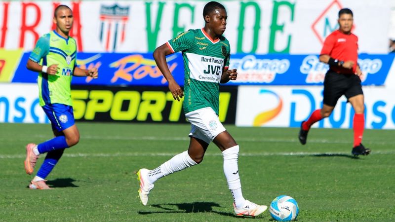 El marathonista Jaylor Fernández conduce el balón en uno de los ataques de su equipo.