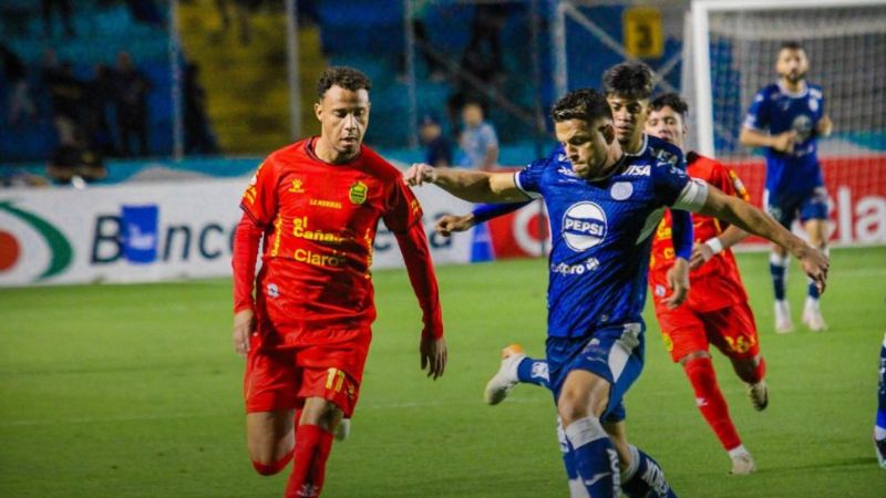 Marcelo Santos pudo contrarrestar al brasileño Gustavo Moura en el primer tiempo, pero en el segundo fue superado.