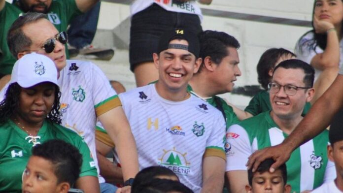 Mauricio Dubón se puso la camisa de Platense y se fue a apoyarlo al estadio Excélsior de Puerto Cortés.