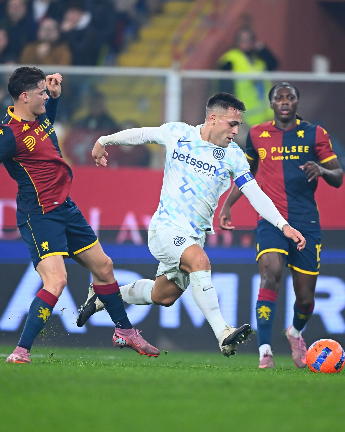 El delantero y capitán del Inter de Milán, Lautaro Martínez, conduce el balón en uno de los ataques de su equipo.