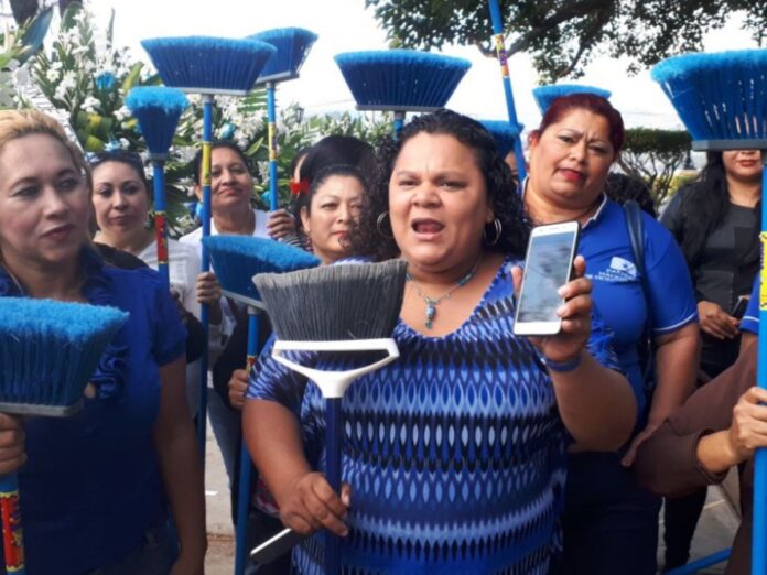 Mercedes Saravia Escoba Azul