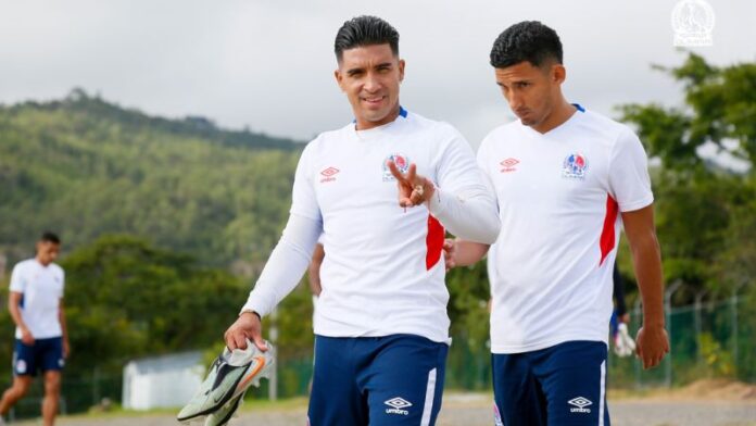 El delantero de Olimpia, Michaell Chirinos, aseguró que este miércoles saldrán por darle el 