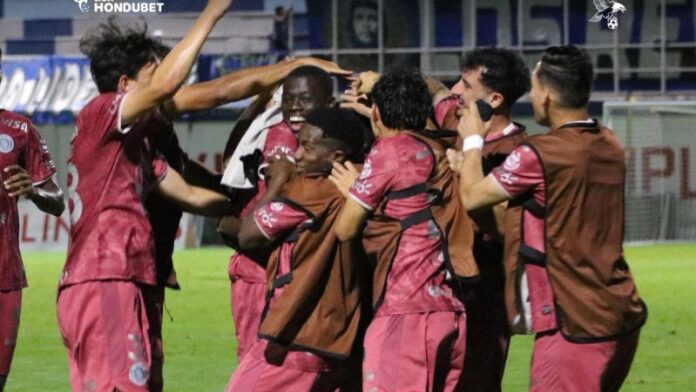 Los jugadores de Motagua celebran la victoria por 7-1 sobre Juticalpa FC.