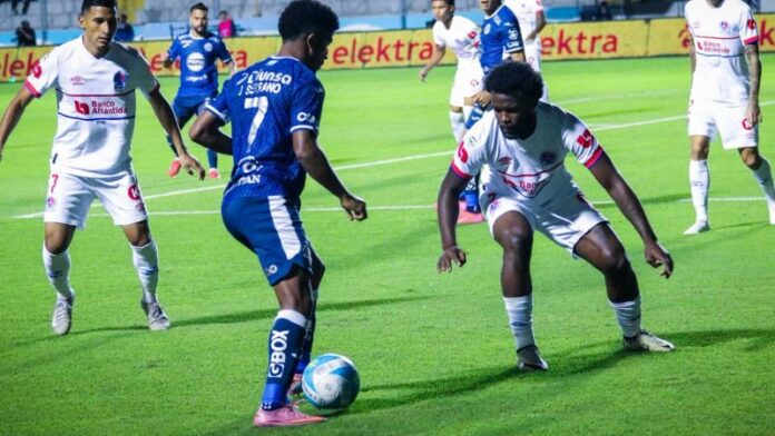 El panameño de Motagua, Jorge Serrano, enfrenta al olimpista, Elison Rivas.