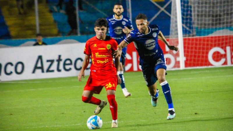 El motagüense, Óscar Padilla Discua, llega a la marca del españolista, Roberto Osorto.