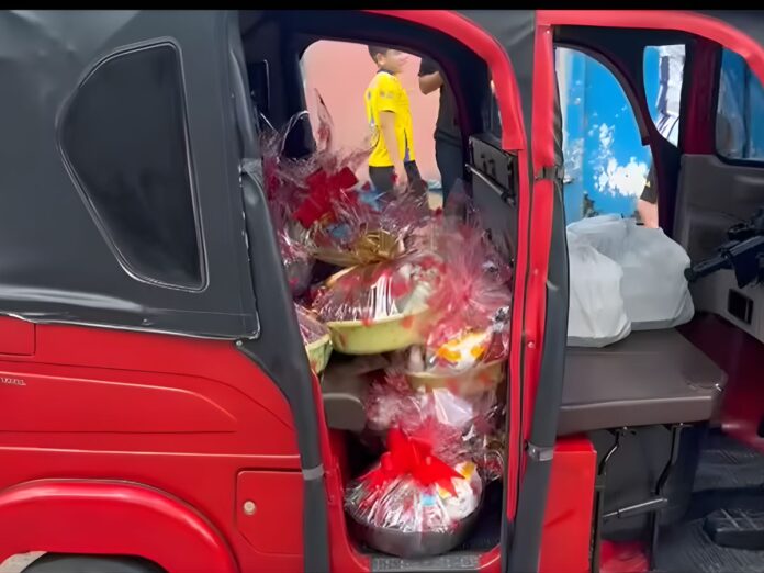 Mototaxista regala canastas clientes