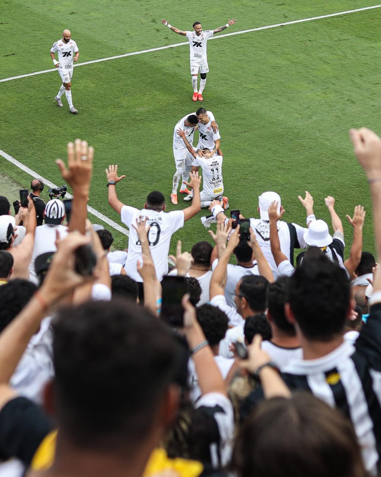 Los aficionados que estuvieron en el estadio Vila Belmiro, cantaron la salvación con Neymar.