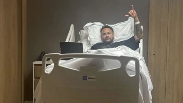 El delantero Neymar decidió pasar por el quirófano y estará un mes fuera de las canchas.