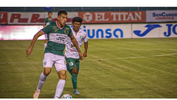 El delantero Nicolás Messiniti tiene ganando a Marathón sobre Platense.