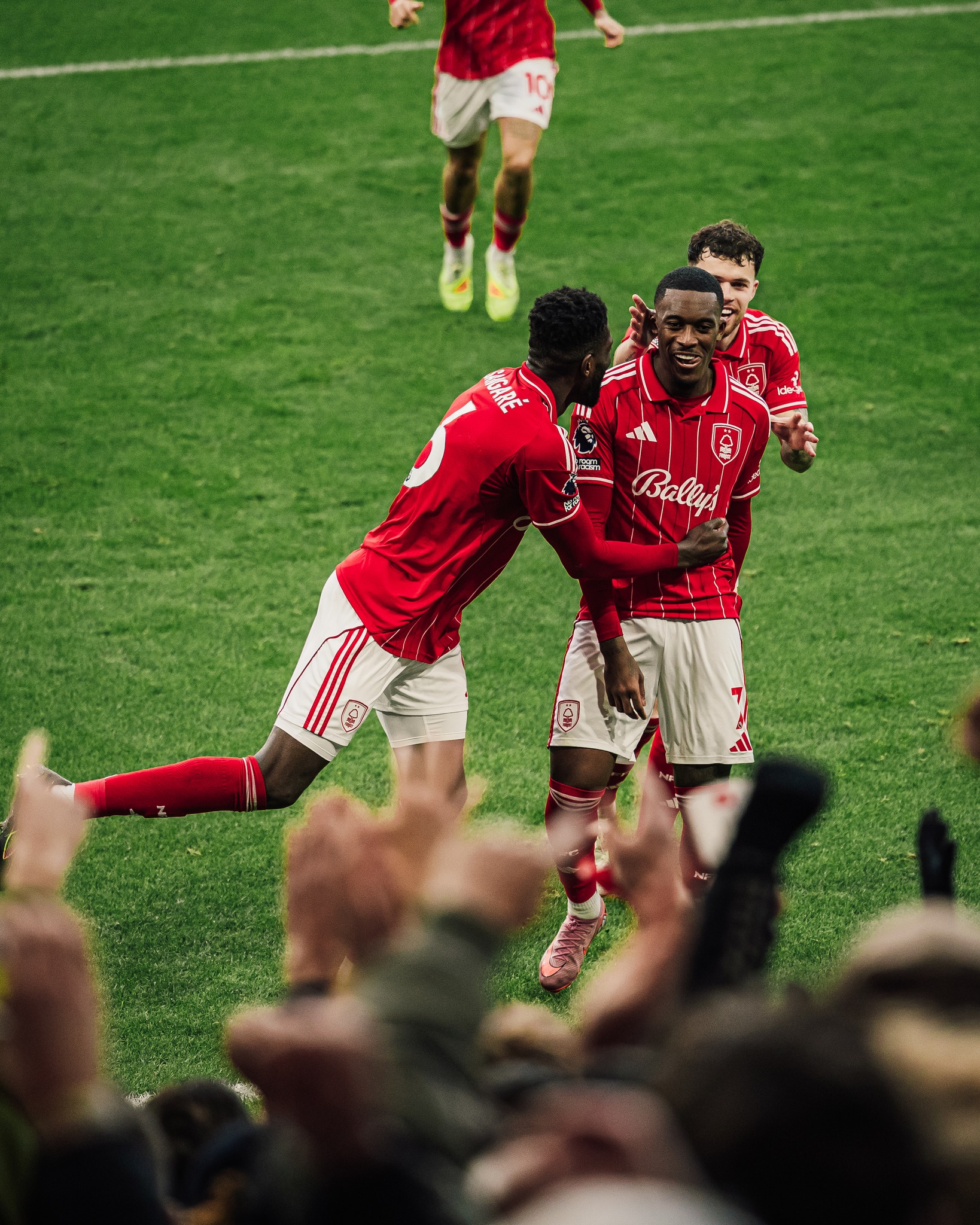 Los jugadores del Nottingham Forest celebran la importante victoria sobre el Tottenham Hotspur.