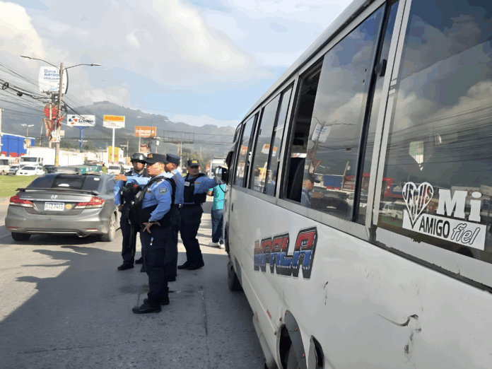Empresas de transporte paralizan unidades que conducen de San Pedro Sula a Puerto Cortés