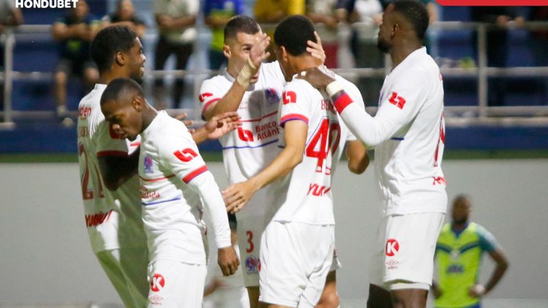 Los jugadores olimpistas felicitan a su compañero Clinton Bennett, anotador del empate contra Potros de Olancho FC.