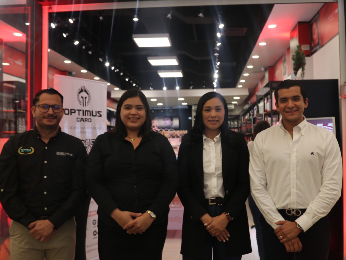 Representantes de Optimus Card, UTH y de la tienda Beauty Market Supply.