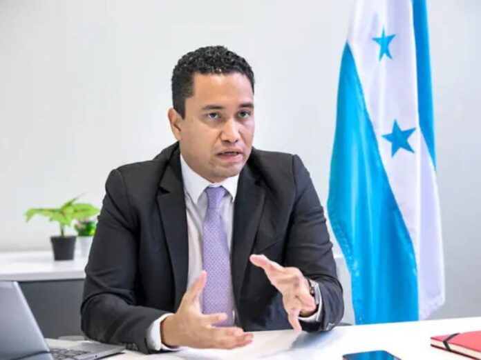 “Estamos buscando presupuesto para pagar a policías y maestros”, admite Ministro de Finanzas