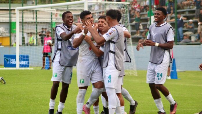 Los jugadores del Platense celebran el tanto anotado por el delantero Aldo Fajardo.