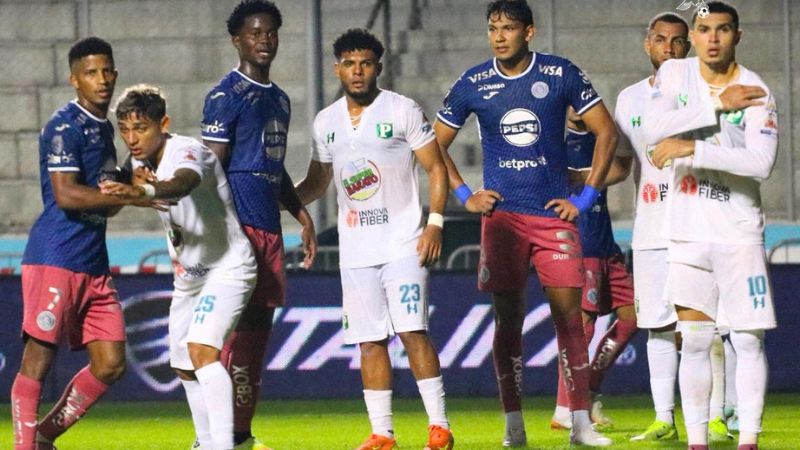 Los jugadores de Platense "borraron" a sus similares de Motagua en el estadio Nacional "Chelato Uclés".
