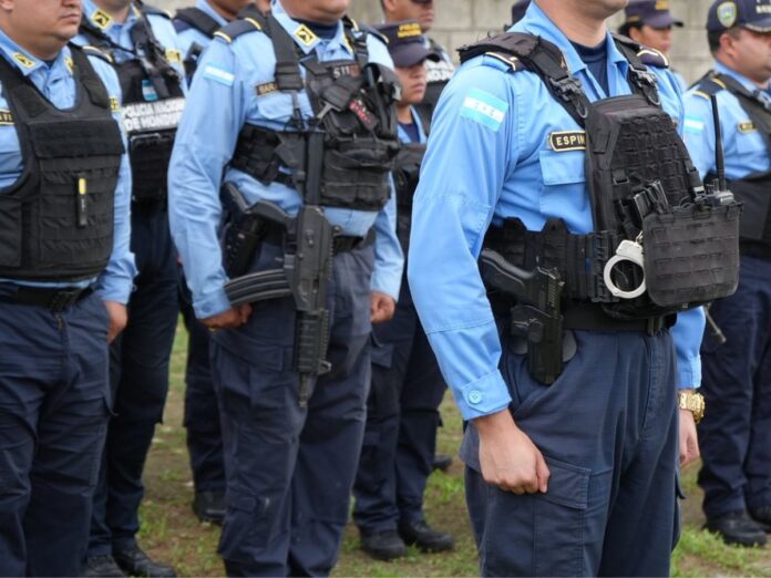 Escala básica policía brazos caídos