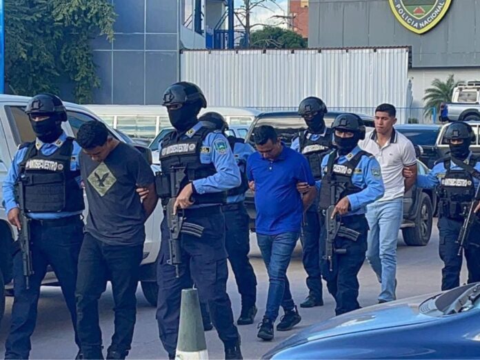 4 policías acusados secuestro