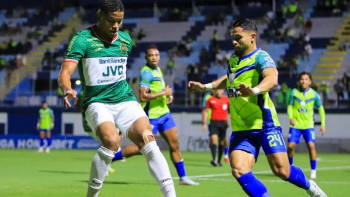 El defensa de Potros de Olancho FC, Omar Elvir, llega a la marca del marathonista, Iván Anderson.