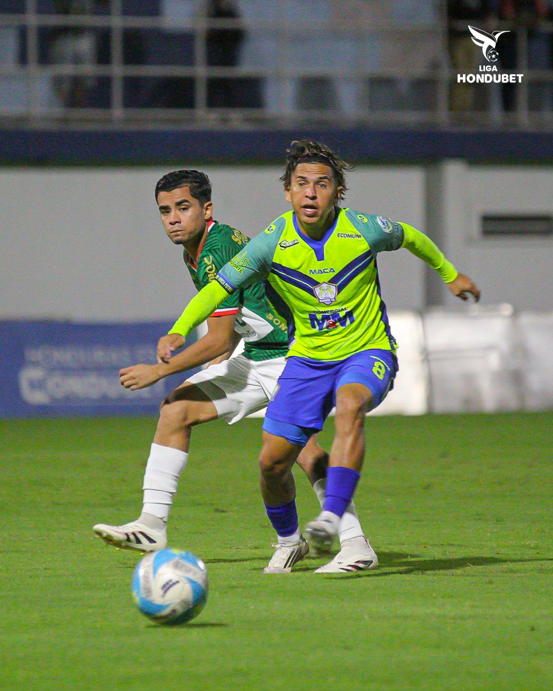 El olanchano Henry Gómez se apresta a buscar el balón en una de las acciones de ataque de su equipo.