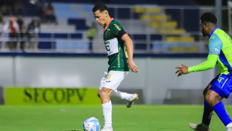 El marathonista, Damín Ramírez, deja la marca del defensa de Potros de Olancho FC, Yeer Gutiérrez.