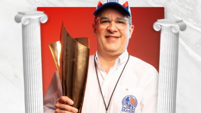 El presidente de Olimpia, Rafael Villeda Ferrari, le desea suerte a Derck Moncada que el próximo año será 