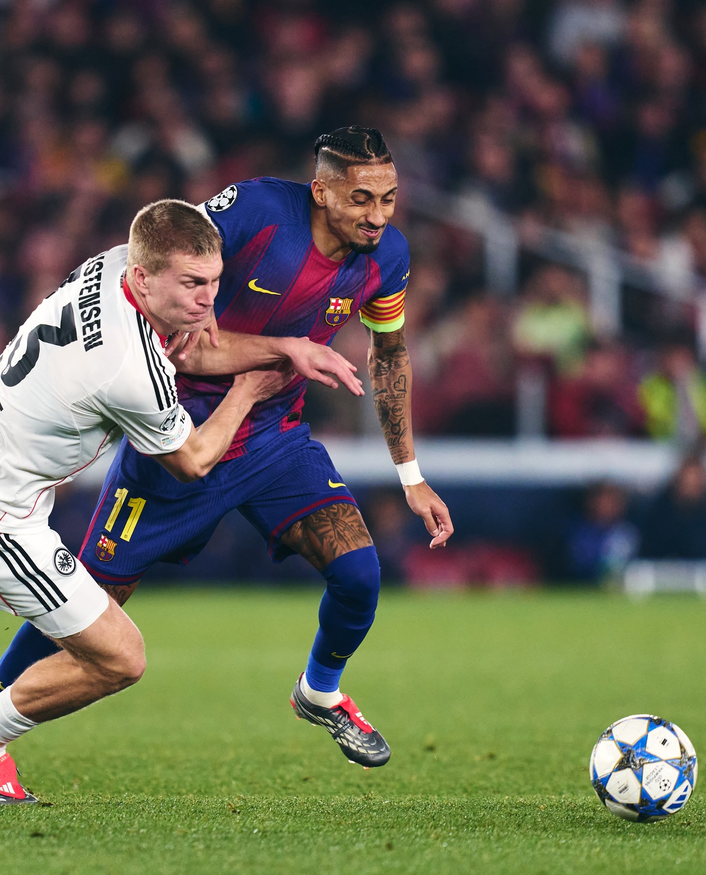 El delantero brasileño Raphinha no pudo superar a la bien plantada defensa del Eintracht Fráncfort.