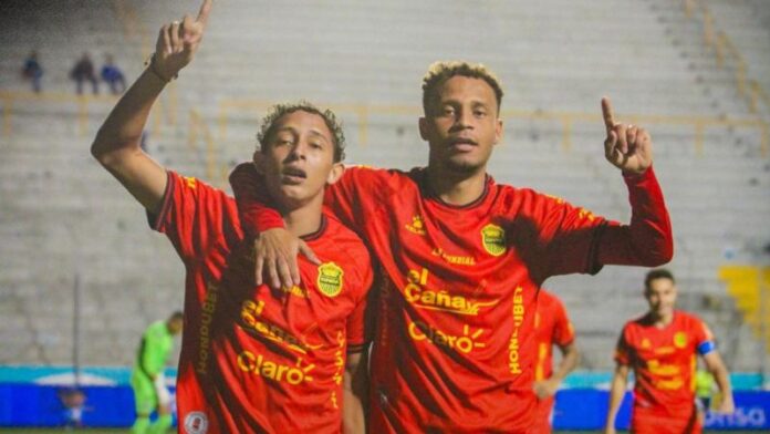 Los españolistas, Nixon Cruz y Gustavo Moura, despedazaron a la defensa de Motagua.