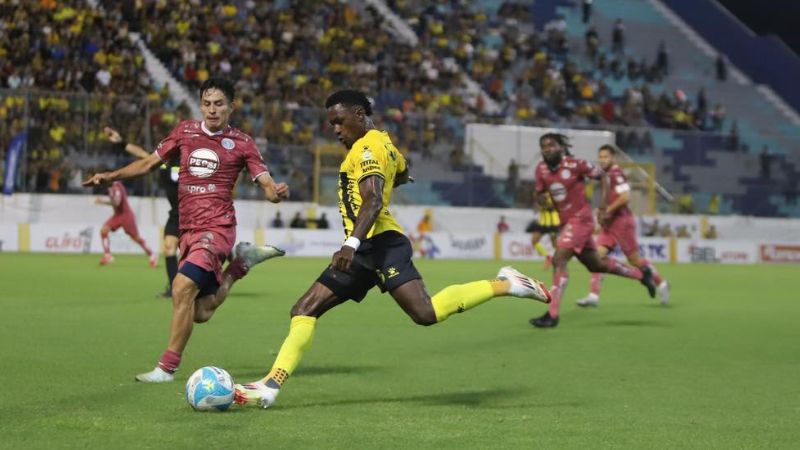 El lateral izquierdo del Real España, Franklin Flores, se apresta a levantar un centro marcado por el motagüense, Jefryn Macías.