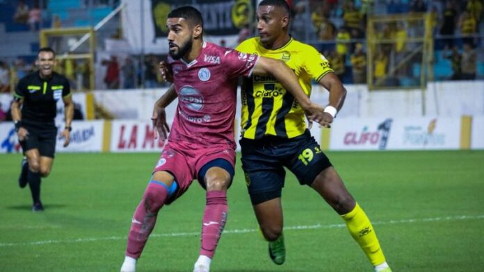 El defensa panameño, Daniel Aparicio, marca a presión al delantero de Motagua, John Kleber Oliveira.