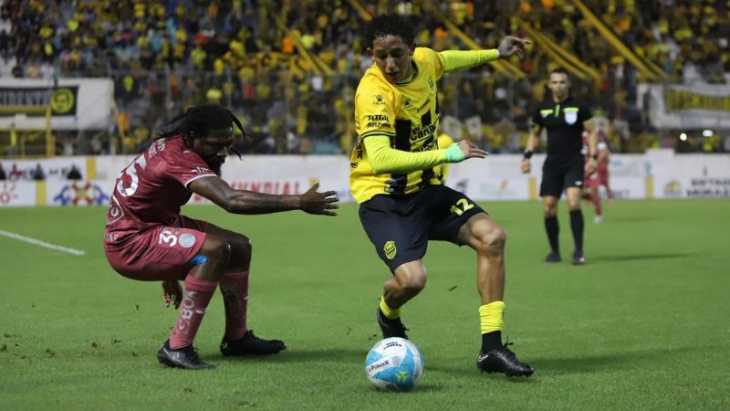 El joven Nixon Cruz controla el balón presionado por el motagüense, Cristhoper Meléndez.