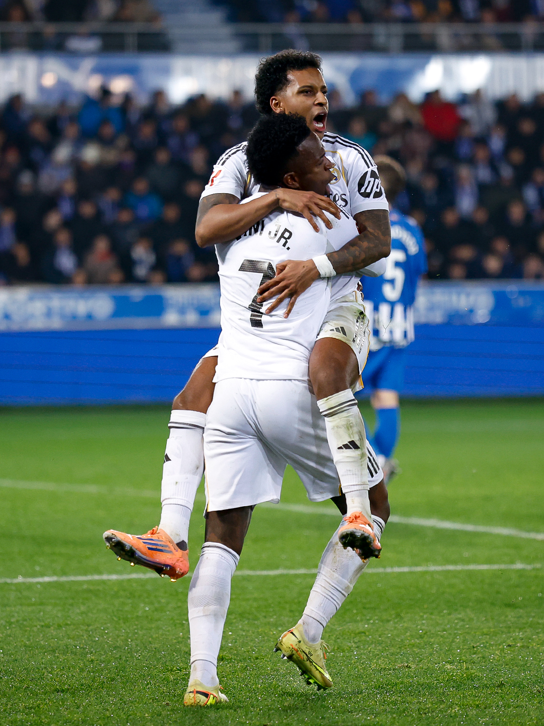 Florentino Pérez cuestionó los dos lanzamientos de penal que no le sancionaron al Real Madrid en el partido del domingo ante Alavés.