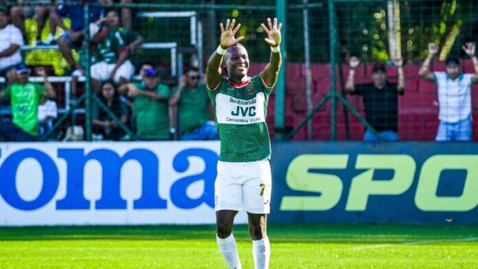 Rubilio Castillo celebra el primer gol de Marathón sobre Potros de Olancho FC.