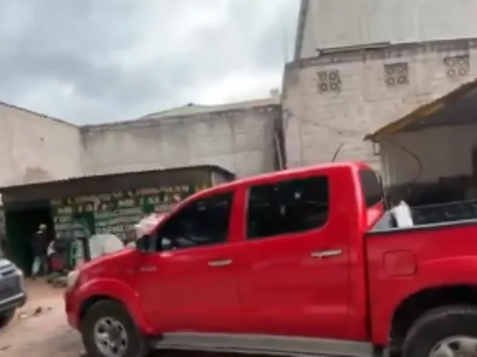 Encuentran dentro de cuneta un cadáver en Villa Nueva