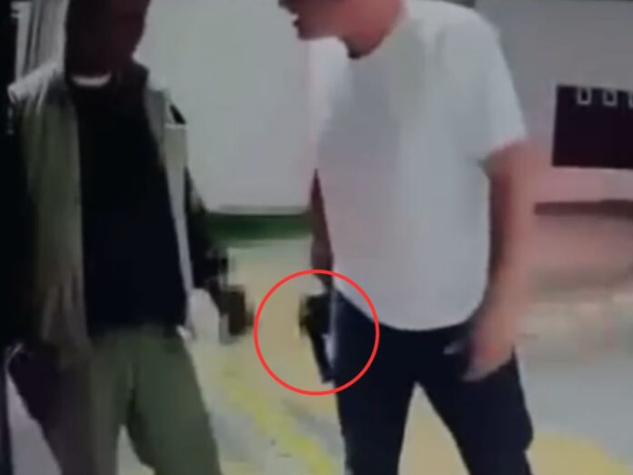 Sujeto golpea a guardia de seguridad en residencial capitalina