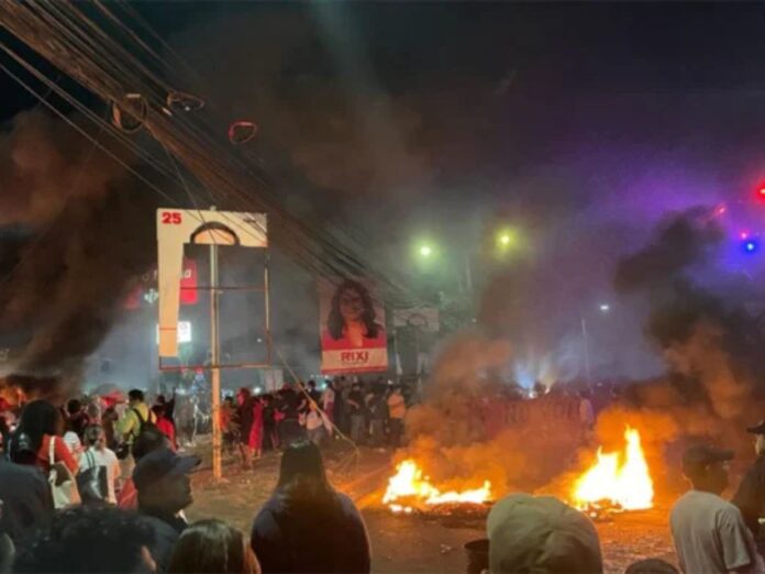 Simpatizantes de Libre bloquean el bulevar FFAA con quema de llantas a la espera del escrutinio