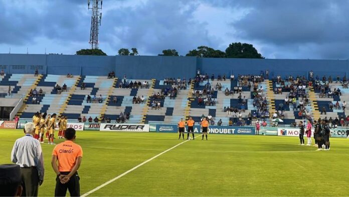 Los jugadores de Victoria y CD Choloma guardaron un minuto de silencio en memoria del presidente de Marathón, Orinson Amaya.