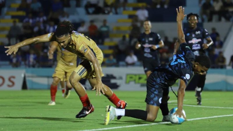 El delantero de Victoria, Juan Carlos García, toca el balón con su mano, en uno de los ataques de su equipo.