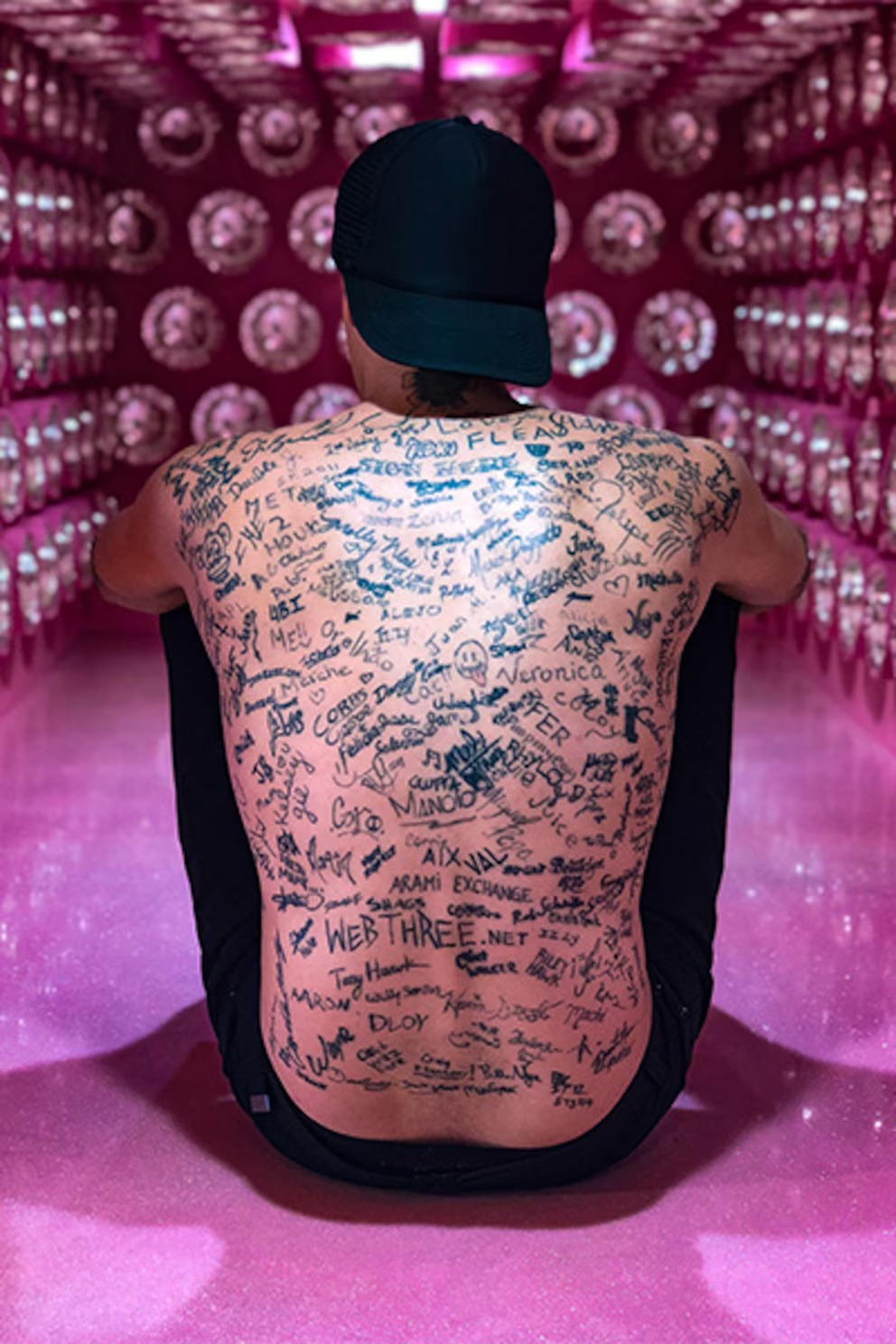 Recibe el Guinness autógrafos tatuados en la espalda